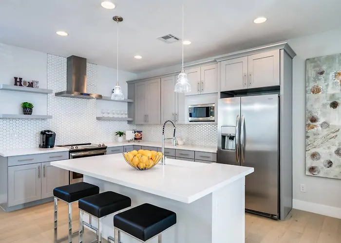 Stylish New 3br In Historic Coronado